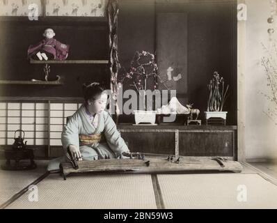 Junge Frau spielt ein koto Saiteninstrument, Japan Stockfoto