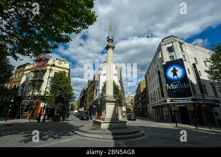 London, Großbritannien. 12 Mai 2020. Seven Dials, normalerweise überfüllt mit Menschen und Verkehr, in Covent Garden jetzt sehr ruhig während der laufenden Coronavirus Pandemie Sperrung. Kredit: Stephen Chung / Alamy Live News Stockfoto