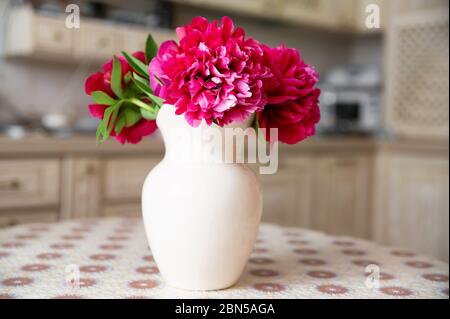 Bouquetvon schönen blühenden Pfingstrose von leuchtend rosa fuchsia Farbe im Frühjahr Stockfoto