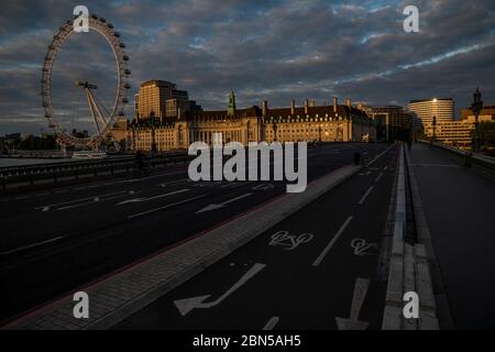 London, Großbritannien. Mai 2020. Westminster Bridge ist ruhig am Vorabend der Lockerung einiger der Beschränkungen. Die "Lockdown" geht weiter für den Ausbruch des Coronavirus (Covid 19) in London. Kredit: Guy Bell/Alamy Live News Stockfoto