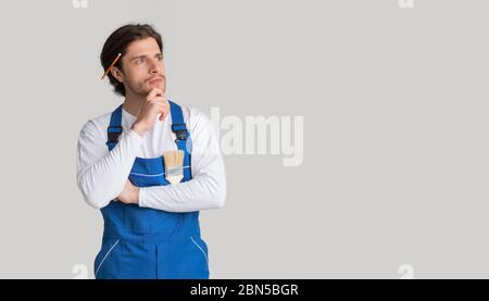 Ideen Für Die Renovierung Von Häusern. Porträt Des Nachdenklichen Arbeiters In Arbeitsuniform Stockfoto