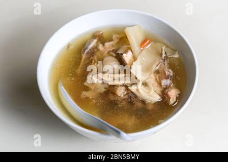 Chinesische traditionelle amerikanische Ginseng-Suppe mit Hühnerknochen in einer Schüssel serviert. Draufsicht. Stockfoto