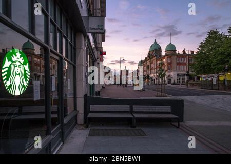 Tunbridge Wells, England. Mai 2020. Das Stadtzentrum vor dem Opernhaus (ein öffentliches Haus) und Starbucks mit Sitzgelegenheiten im Freien, wo normalerweise viel los ist, sind um 21 Uhr total verlassen, da Coronavirus gesperrt ist und die Bewohner an Bord Regierungsempfehlungen nehmen, um zu Hause zu bleiben. © Sarah Mott / Alamy Live News Stockfoto