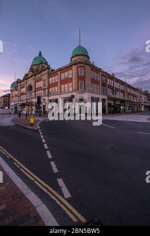 Tunbridge Wells, England. Mai 2020. Das Stadtzentrum vor dem Opernhaus (ein öffentliches Haus), das normalerweise sehr voll ist, ist um 21 Uhr total verlassen, da es wegen Coronavirus gesperrt wurde und die Bewohner an Bord Regierungsempfehlungen für einen Aufenthalt zu Hause nehmen. © Sarah Mott / Alamy Live News Stockfoto
