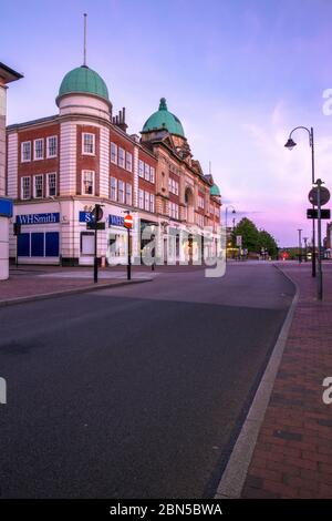 Tunbridge Wells, England. Mai 2020. Das Stadtzentrum vor dem Opernhaus (ein öffentliches Haus), das normalerweise sehr voll ist, ist um 21 Uhr total verlassen, da es wegen Coronavirus gesperrt wurde und die Bewohner an Bord Regierungsempfehlungen für einen Aufenthalt zu Hause nehmen. © Sarah Mott / Alamy Live News Stockfoto