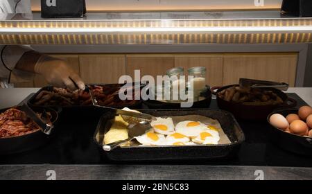 Spiegeleier und Rühreier und Omelette-Station in einem Hotel oder Restaurant-Setting, Catering oder Frühstücksbuffet Veranstaltung oder Küche Stockfoto