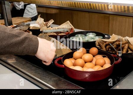 Auswahl an Selbstbedienungs-english Continental Frühstücksbuffet Display, Catering oder Brunch-Tisch-Buffet mit allen Arten von köstlichen Speisen gefüllt, Stockfoto