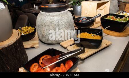 Auswahl an Selbstbedienungs-english Continental Frühstücksbuffet Display, Catering oder Brunch-Tisch-Buffet mit allen Arten von köstlichen Speisen gefüllt, Stockfoto
