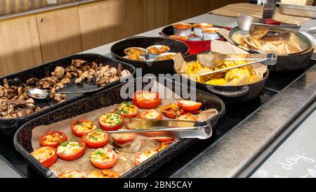 Auswahl an Selbstbedienungs-english Continental Frühstücksbuffet Display, Catering oder Brunch-Tisch-Buffet mit allen Arten von köstlichen Speisen gefüllt, Stockfoto