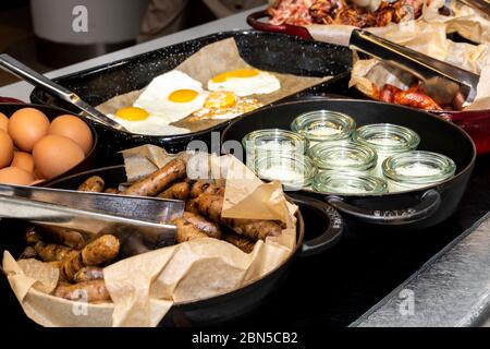Auswahl an Selbstbedienungs-english Continental Frühstücksbuffet Display, Catering oder Brunch-Tisch-Buffet mit allen Arten von köstlichen Speisen gefüllt, Stockfoto