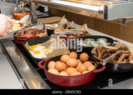 Auswahl an Selbstbedienungs-english Continental Frühstücksbuffet Display, Catering oder Brunch-Tisch-Buffet mit allen Arten von köstlichen Speisen gefüllt, Stockfoto