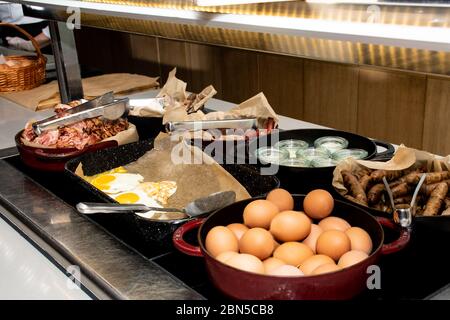 Auswahl an Selbstbedienungs-english Continental Frühstücksbuffet Display, Catering oder Brunch-Tisch-Buffet mit allen Arten von köstlichen Speisen gefüllt, Stockfoto