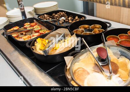 Auswahl an Selbstbedienungs-english Continental Frühstücksbuffet Display, Catering oder Brunch-Tisch-Buffet mit allen Arten von köstlichen Speisen gefüllt, Stockfoto