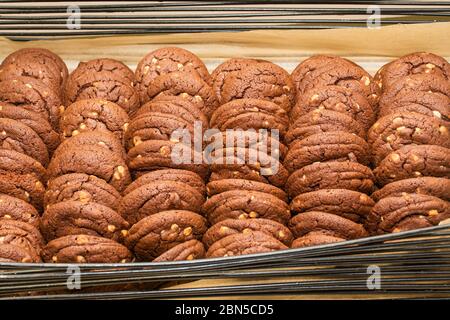 Schokoladenkekse in der Verpackung. Chocolate Chip Cookies Draufsicht Stockfoto