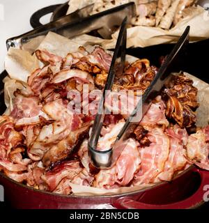 Auswahl an Selbstbedienungs-english Continental Frühstücksbuffet Display, Catering oder Brunch-Tisch-Buffet mit allen Arten von köstlichen Speisen gefüllt, Stockfoto