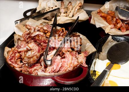 Auswahl an Selbstbedienungs-english Continental Frühstücksbuffet Display, Catering oder Brunch-Tisch-Buffet mit allen Arten von köstlichen Speisen gefüllt, Stockfoto