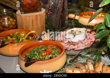 Tabbouleh ist ein levantiner vegetarischer Salat, der hauptsächlich aus fein gehackter Petersilie besteht. Frisches Essen Buffet Brunch Catering Essen Party Sharing Konzept Stockfoto