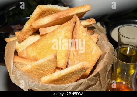 Toast Brot in Korb während des morgendlichen Frühstücks Buffet in Hotel-Einstellung. Frisches Essen Buffet Brunch Catering Essen Party Sharing Konzept Stockfoto