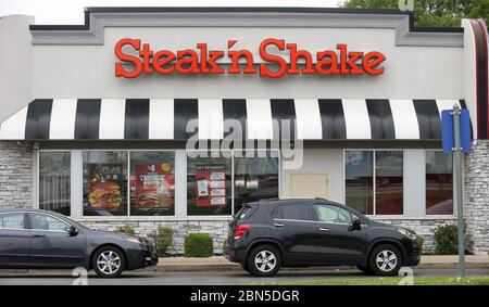 Overland, Usa. Mai 2020. Die Fahrer stehen am 12. Mai 2020 in der Durchfahrt an, um in einem Steak N' Shake Restaurant in Overland, Missouri, zu bestellen. Steak N. Shake hat angekündigt, dass es 57 Restaurants dauerhaft schließen wird, nachdem der Nettoumsatz weiter sinkt. Das Unternehmen machte Verluste auf die Schließung von Esszimmern wegen der Pandemie zurückzuführen. Foto von Bill Greenblatt/UPI Quelle: UPI/Alamy Live News Stockfoto