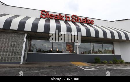 Overland, Usa. Mai 2020. Das Restaurant Steak N' Shake in Overland, Missouri, ist weiterhin am Dienstag, den 12. Mai 2020, geöffnet. Steak N. Shake hat angekündigt, dass es 57 Restaurants dauerhaft schließen wird, nachdem der Nettoumsatz weiter sinkt. Das Unternehmen machte Verluste auf die Schließung von Esszimmern wegen der Pandemie zurückzuführen. Foto von Bill Greenblatt/UPI Quelle: UPI/Alamy Live News Stockfoto