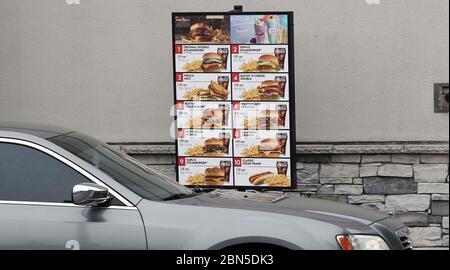 Overland, Usa. Mai 2020. Die Fahrer stehen am 12. Mai 2020 in der Durchfahrt an, um in einem Steak N' Shake Restaurant in Overland, Missouri, zu bestellen. Steak N. Shake hat angekündigt, dass es 57 Restaurants dauerhaft schließen wird, nachdem der Nettoumsatz weiter sinkt. Das Unternehmen machte Verluste auf die Schließung von Esszimmern wegen der Pandemie zurückzuführen. Foto von Bill Greenblatt/UPI Quelle: UPI/Alamy Live News Stockfoto