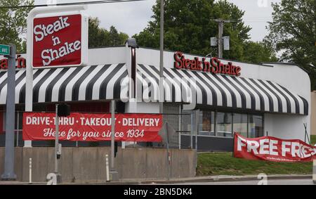 Overland, Usa. Mai 2020. Das Restaurant Steak N' Shake in Overland, Missouri, ist weiterhin am Dienstag, den 12. Mai 2020, geöffnet. Steak N. Shake hat angekündigt, dass es 57 Restaurants dauerhaft schließen wird, nachdem der Nettoumsatz weiter sinkt. Das Unternehmen machte Verluste auf die Schließung von Esszimmern wegen der Pandemie zurückzuführen. Foto von Bill Greenblatt/UPI Quelle: UPI/Alamy Live News Stockfoto