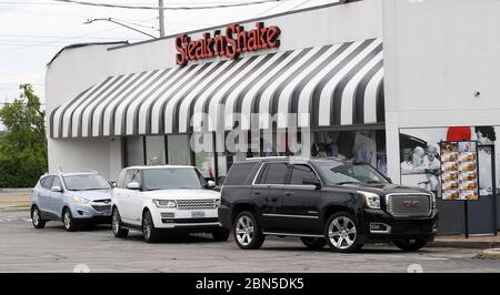 Overland, Usa. Mai 2020. Die Fahrer stehen am 12. Mai 2020 in der Durchfahrt an, um in einem Steak N' Shake Restaurant in Overland, Missouri, zu bestellen. Steak N. Shake hat angekündigt, dass es 57 Restaurants dauerhaft schließen wird, nachdem der Nettoumsatz weiter sinkt. Das Unternehmen machte Verluste auf die Schließung von Esszimmern wegen der Pandemie zurückzuführen. Foto von Bill Greenblatt/UPI Quelle: UPI/Alamy Live News Stockfoto