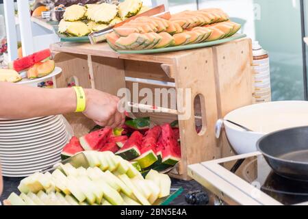 Auswahl an Selbstbedienungs-Catering kontinentales Frühstücksbuffet Display, Catering oder Brunch Tischessen Buffet mit frischem Obst, Müsli und mi Stockfoto