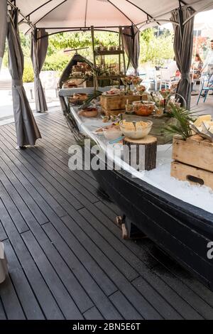 Luxus-Catering am Pool, Food Blogger Veranstaltung, Bankett, Hochzeit, festliche, Hotel-Brunch-Buffet-Arrangement mit sauberen, einfachen Design, Dekorationen, bo Stockfoto