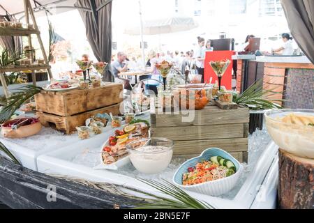 Luxus-Catering am Pool, Food Blogger Veranstaltung, Bankett, Hochzeit, festliche, Hotel-Brunch-Buffet-Arrangement mit sauberen, einfachen Design, Dekorationen, bo Stockfoto