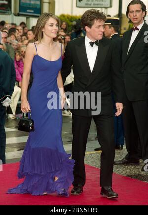 CANNES, FRANKREICH. Mai 1997: Schauspieler Hugh Grant & Schauspielerin Elizabeth Hurley bei den 50. Filmfestspielen von Cannes. Foto © Paul Smith/Featureflash Stockfoto