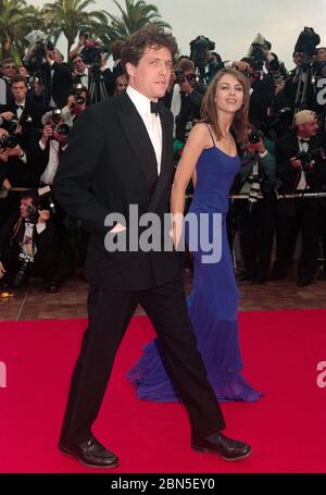 CANNES, FRANKREICH. Mai 1997: Schauspieler Hugh Grant & Schauspielerin Elizabeth Hurley bei den 50. Filmfestspielen von Cannes. Foto © Paul Smith/Featureflash Stockfoto