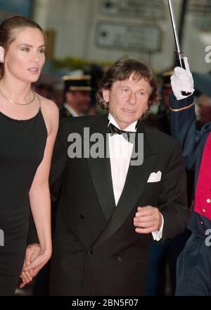 CANNES, FRANKREICH. Mai 1997: Regisseur Roman Polanski & Ehefrau Schauspielerin Emmanuelle Seigner bei den 50. Filmfestspielen in Cannes. Foto © Paul Smith/Featureflash Stockfoto