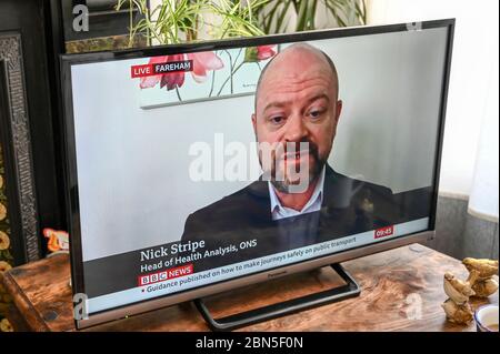 Nick Stripe, Leiter der Gesundheitsanalyse, Büro für nationale Statistiken, wird im BBC-Fernsehen über die Anzahl der Todesfälle durch Coronavirus in Großbritannien interviewt. Stockfoto