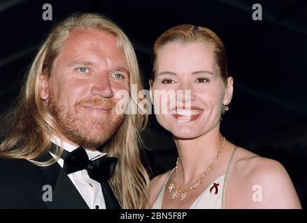 CANNES, FRANKREICH. Mai 1997: Schauspielerin Geena Davis & Ehemann Regisseur Renny Harlin bei amfAR's Cinema Against AIDS Gala bei den 50. Filmfestspielen in Cannes. Foto © Paul Smith/Featureflash Stockfoto