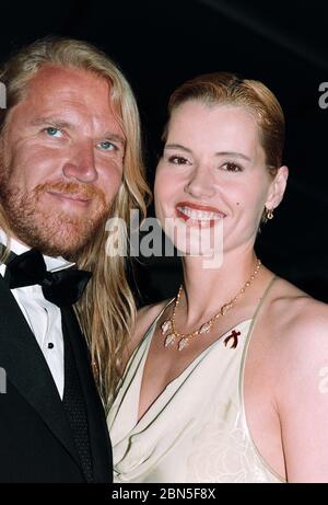 CANNES, FRANKREICH. Mai 1997: Schauspielerin Geena Davis & Ehemann Regisseur Renny Harlin bei amfAR's Cinema Against AIDS Gala bei den 50. Filmfestspielen in Cannes. Foto © Paul Smith/Featureflash Stockfoto