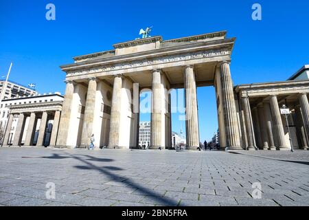 Das Brandenburger Tor in Berlin, in der Regel ein wichtiger Wahrzeichen und touristischer Hotspot, ist während der Sperrung von Coronavirus in Deutschland meist menschenleer. Stockfoto