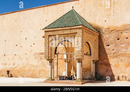 Soldatenwachtkasten auf dem El Hedim Platz von Meknes, Marokko Stockfoto