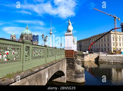 Blick über Schlossbrücke und Spree in Richtung Berlin-Mitte mit Fernsehturm, Berliner Dom und Baustelle des Berliner Schlosses. Stockfoto