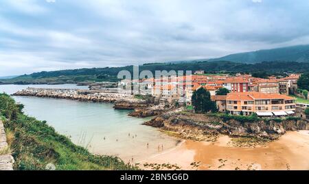 Panoramablick auf den Strand von El Sablon in Llanes, Asturien in Spanien. Stockfoto