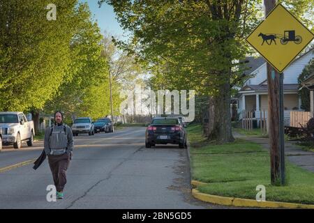 Chesterhill, Ohio, USA. Mai 2020. DAVE WHITSON betritt Chesterhill, Ohio am 12. Mai 2020. Whitson, ein High School Geschichtslehrer aus Portland, Oregon, ist zu Fuß zu treffen und mit Menschen auf seiner Route zu sprechen, um besser zu verstehen und mit ländlichen Amerikanern zu verbinden. Whitson ist ein erfahrener Fernwanderer, der am 25. Februar 2020 seinen Küstenspaziergang am Kap Henloopen, DE, begann. Am 24. März unterzog er seinen Spaziergang aufgrund von Bedenken und Einschränkungen aufgrund des COVID-19-Virus und nahm seine Reise am 9. Mai 2020 wieder auf. Quelle: Fritz Nordengren/ZUMA Wire/Alamy Live News Stockfoto