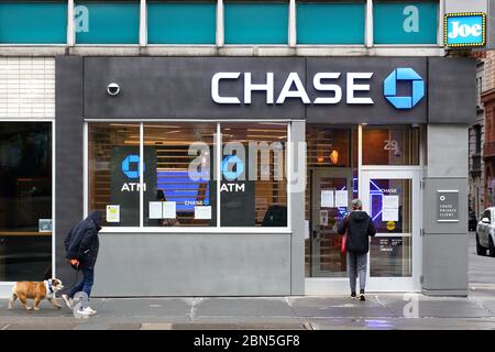 Chase Bank (JPMorgan Chase Bank), 29 Union Square West, New York, NYC Schaufensterfoto einer Bankfiliale am Union Square. Stockfoto