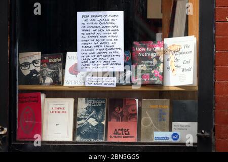 Ein hoffnungsvolles Zeichen im Fenster von Codex, einer Indie-Buchhandlung im East Village von New York während der COVID-19-Krise. Stockfoto