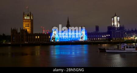 London, Großbritannien. Mai 2020. Ein Bild von Florence Nightingale, wird auf die Häuser des Parlaments projiziert, um den 200-jährigen Jahrestag ihrer Geburt und International Nurses and Midwife Day zu feiern. Quelle: Thomas Bowles/Alamy Live News Stockfoto