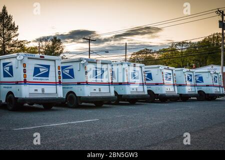 Eine Anzahl parkte Transporter der United States Postal Services vor einem Postamt Stockfoto