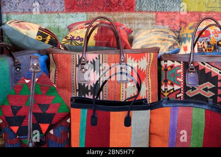 Handtaschen in Arasta Bazaar, Sultanahmet District, Istanbul, Türkei, Europa Stockfoto