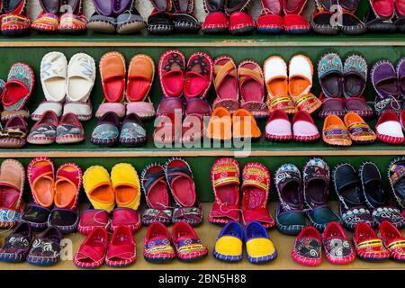 Lederschuhe in Arasta Bazaar, Sultanahmet District, Istanbul, Türkei, Europa Stockfoto