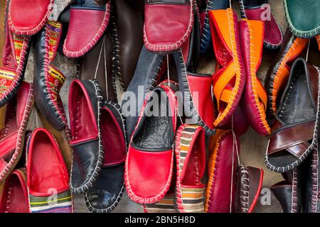 Lederschuhe in Arasta Bazaar, Sultanahmet District, Istanbul, Türkei, Europa Stockfoto