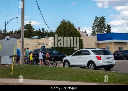 Meerblick, Mn. Da der Speisesaal geschlossen ist, stehen die Leute in der Schlange mit den Autos, um ihre Bestellung im Dairy Queen zu platzieren und zu erhalten. Stockfoto