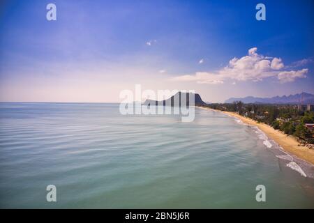 Dieses einzigartige Foto zeigt den Strand von Paknampran und das Meer, den Golf von Thailand und eine Felsformation an einem Sommertag. Das Bild ist ein Drohnenfoto! Stockfoto